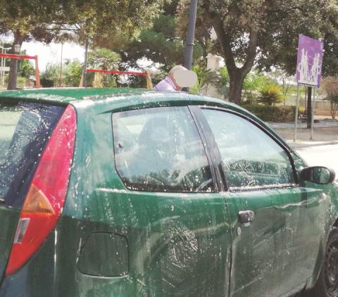 Locri, lavaggio auto in piazza