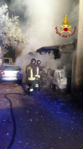 Incendio auto parroci a Scandale