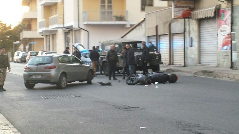 Incidente in pieno centro a Vibo Valentia, gravi due ragazze che viaggiavano su uno scooter