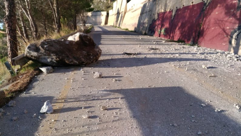 FOTO - Frana su una strada del ViboneseTragedia sfiorata per diversi automobilisti