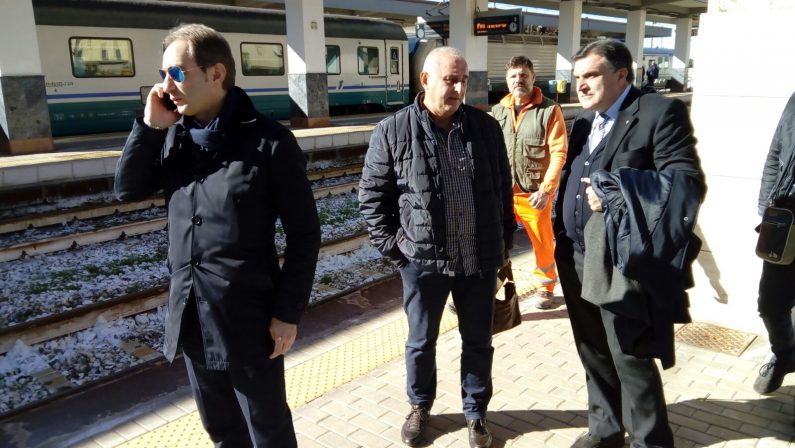 FOTO - Treno regionale deraglia tra Cosenza e PaolaI soccorsi e il sindaco attendono alla stazione i feriti