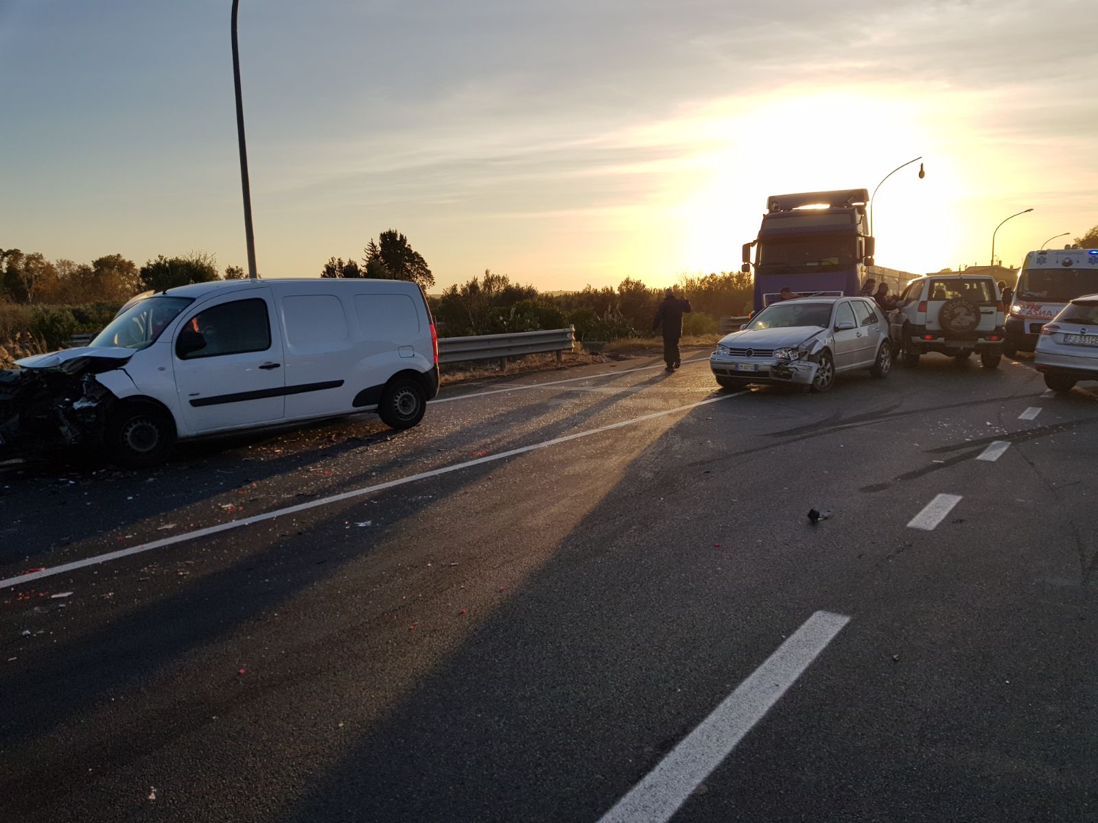 Violento Scontro Sulla Statale 106 Nel Catanzarese Quattro Veicoli ...