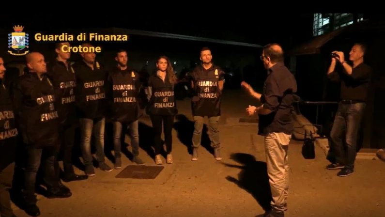 Facevano fallire le società a Crotone per frodare lo StatoTredici arresti, un irreperibile e sequestri per 1,5 milioni