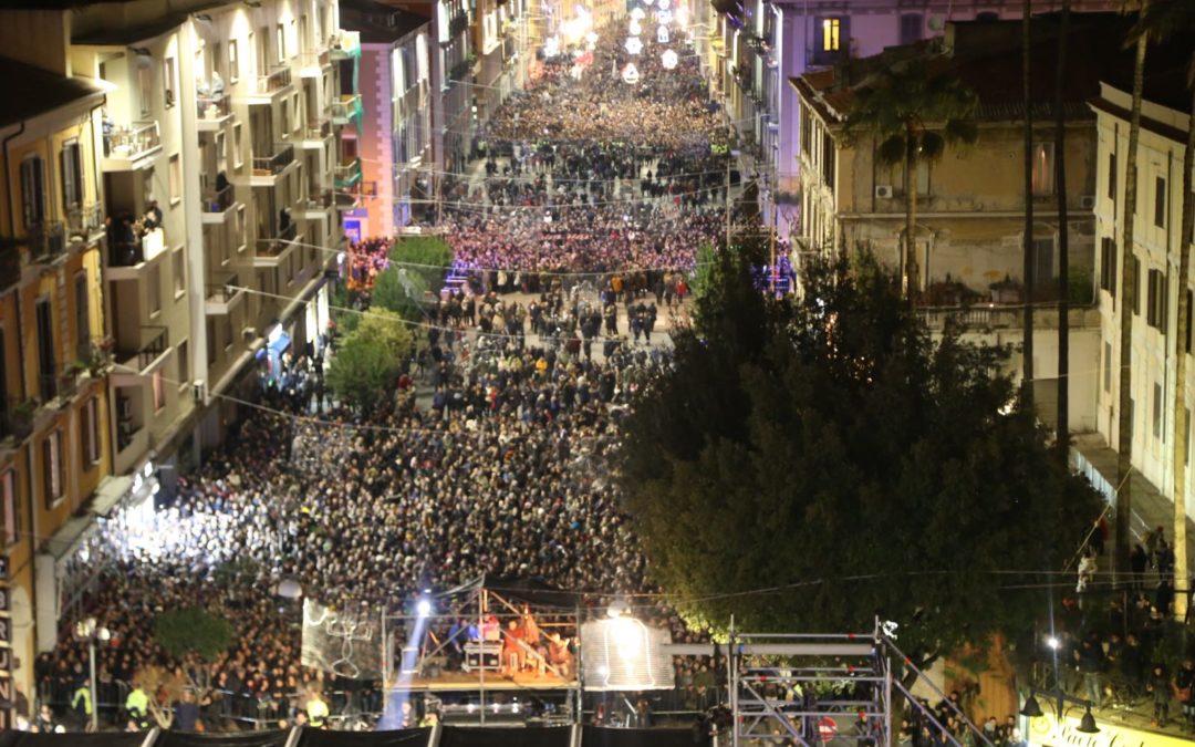 La folla presente a Cosenza