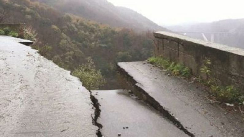 Maltempo, frana un tratto di strada a BagnaraArteria chiusa e tecnici al lavoro per i ripristini