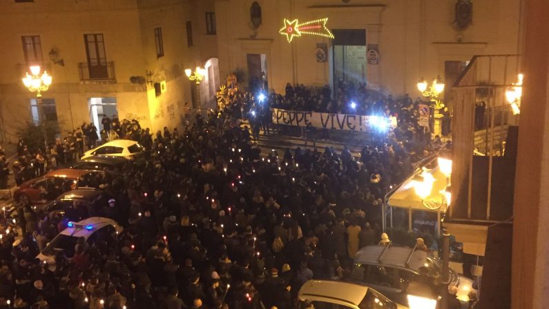 Omicidio 18enne, Crotone in strada contro la violenza  In migliaia con la madre: «Giuseppe non è morto»