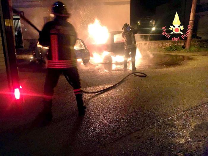 Due auto distrutte dalle fiamme a BorgiaSi indaga per scoprire la causa dell'incendio