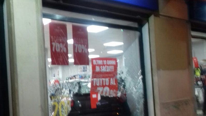 FOTO - Incidente a Vibo, auto sfonda la vetrina di un negozio