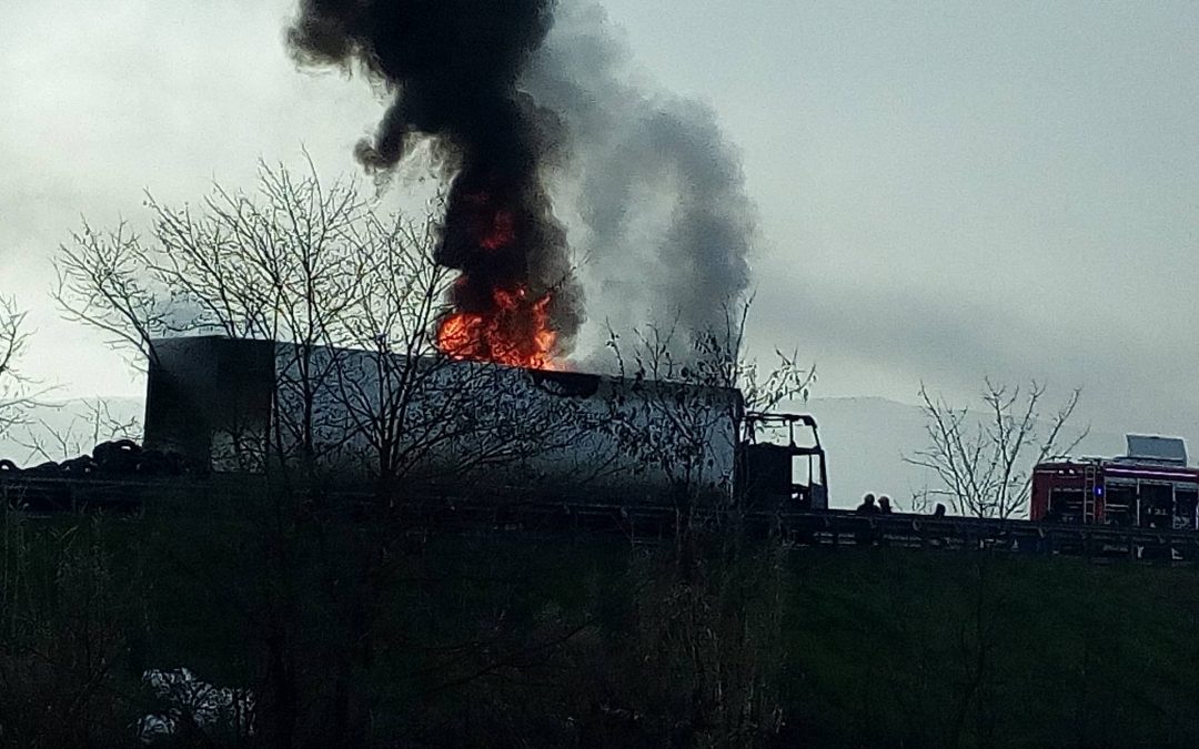 VIDEO – Camion carico di pneumatici in fiamme lungo la Salerno-Reggio Calabria