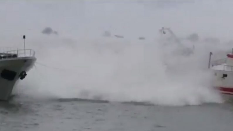 VIDEO - Tempesta investe la costa a MarateaLe barche sommerse da onde alte diversi metri