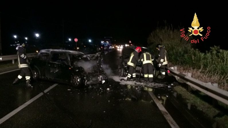 Scontro frontale tra due auto sulla strada statale 18Macchina prende fuoco, salvato un uomo a Lamezia