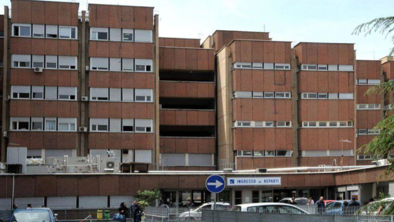 Coronavirus, "scoppia" l'ospedale di Reggio Calabria: i posti non si possono aumentare, manca il personale