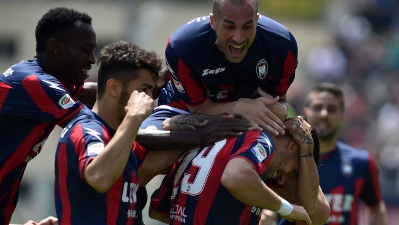 Serie A, trionfo Crotone in casa contro il SassuoloLa salvezza è più vicina ma Zenga frena: «Niente è finito»