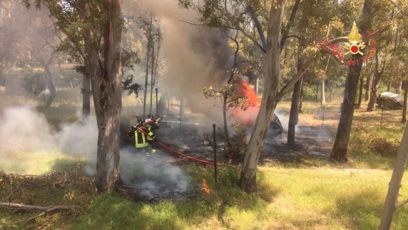 Incendio avvolge roulotte e provoca una esplosioneBoato per una bombola Gpl, paura nel Catanzarese