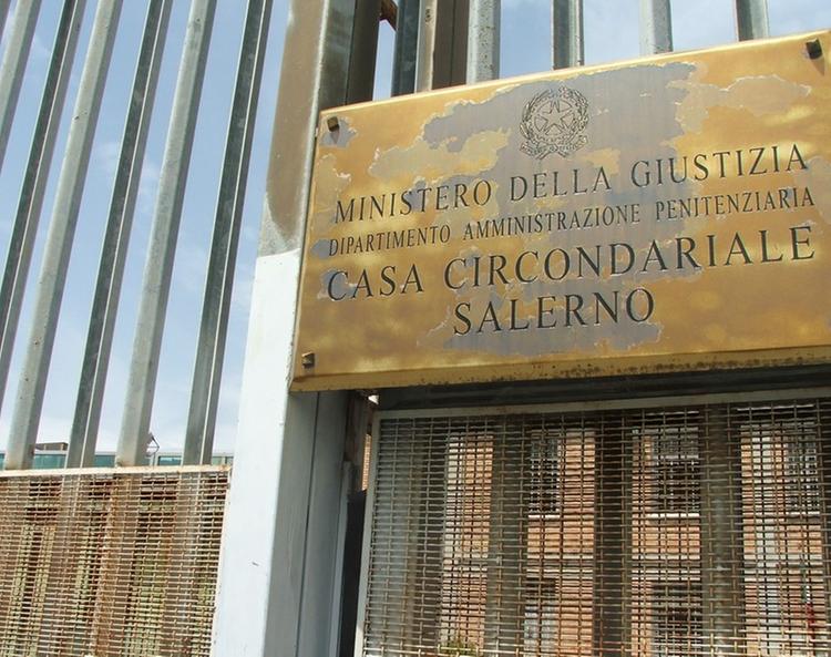 Rissa detenuti al carcere di Salerno, due agenti feriti