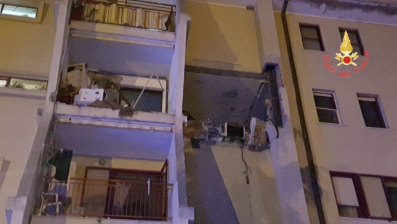 FOTO - Esplosione in uno stabile a Crotone: morti e feriti