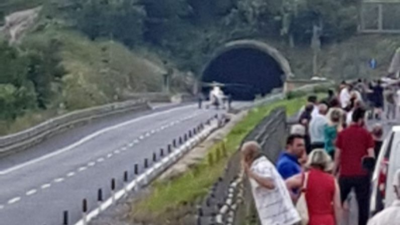 Scontro in galleria nel Vibonese, ferite due donneElisoccorso atterra in autostrada, traffico bloccato