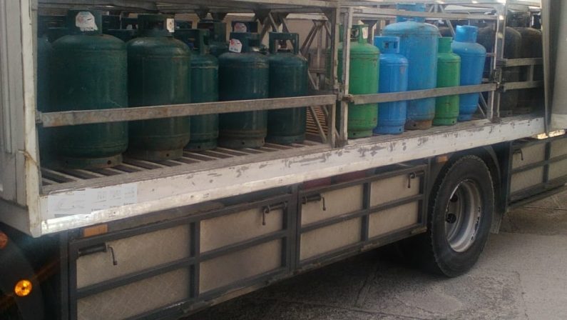 Gas caricato in bombole pericolose nel CosentinoSequestrato materiale scoperto su un autocarro