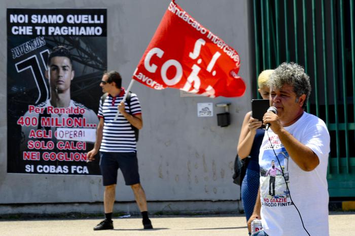 “Per Cristiano Ronaldo 400 milioni.. agli operai solo calci..”: la protesta alla Fca di Napoli