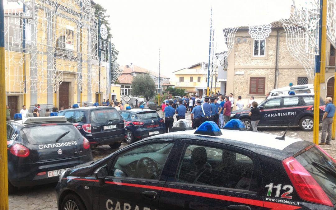 Il controllo dei carabinieri durante una processione in Calabria