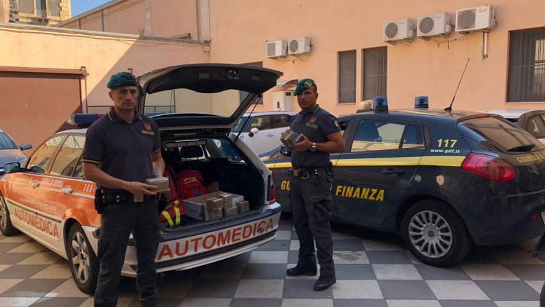 Dieci chili di hashish trasportati su un'auto medica Due reggini arrestati dopo un controllo a Catania