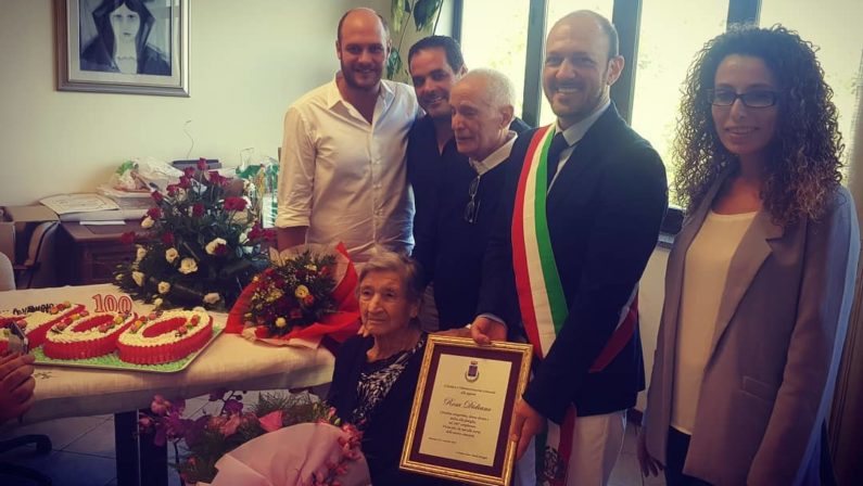 La storia: un secolo di vita per nonna RosaNel Vibonese un'intera comunità festeggia i 100 anni