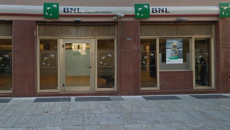 Allarme bomba in una banca a Reggio CalabriaMa i carabinieri non trovano alcun ordigno