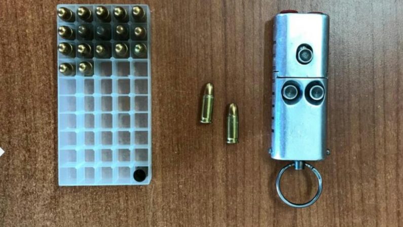 Scoperto con una pistola a forma di chiave UsbL'arma era pronta a sparare, arrestato vibonese