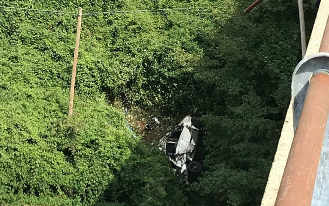 L'auto precipitata dal ponte