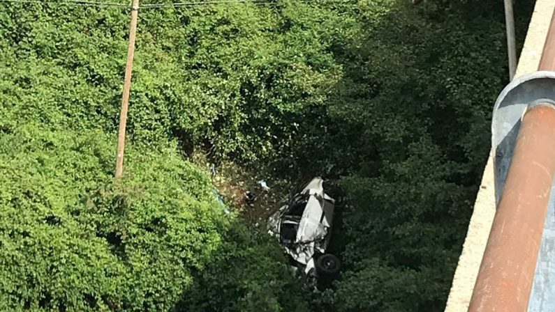 Esce fuori strada con l'auto e precipita da un ponteMorto un uomo in un incidente nel Cosentino