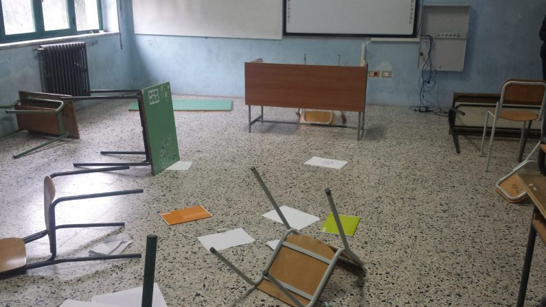 Gravi atti vandalici in una scuola del ViboneseDanni ingenti ad arredi e struttura, indagini