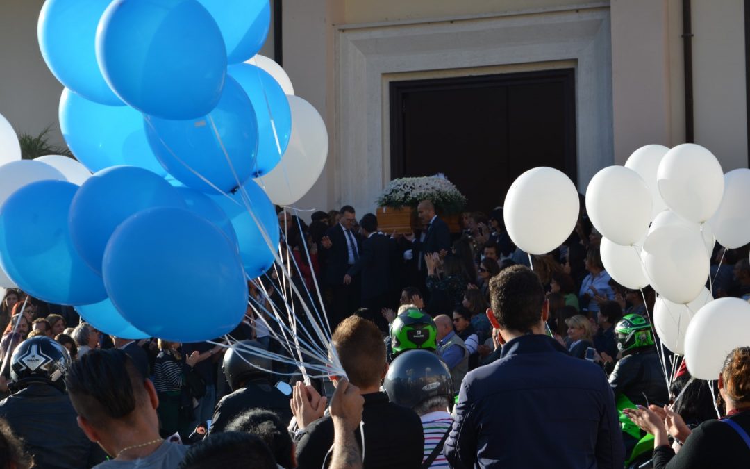 L'uscita del feretro di Domenico Primerano dalla chiesa