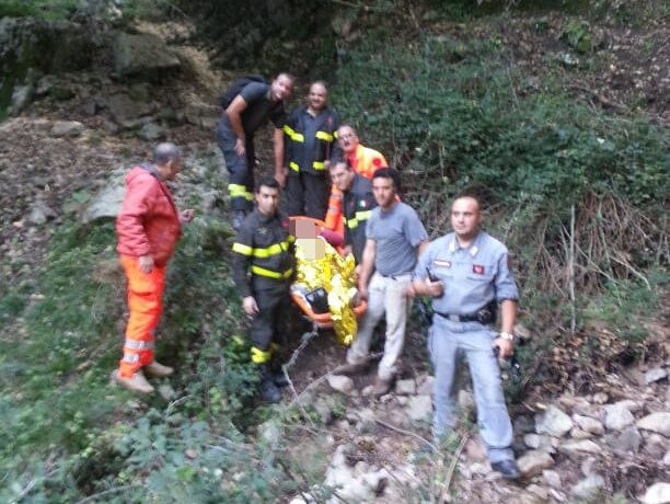 Cade in un burrone mentre cerca funghi, salvatoL'uomo è precipitato per oltre 100 metri