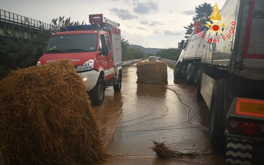 FOTO – Apocalisse di pioggia in Calabria. Strade allagate e decine di persone salvate