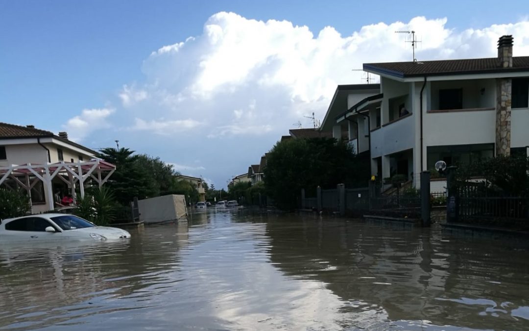 VIDEO – Bomba d’acqua nel Catanzarese, le strade allagate e trasformate in fiumi