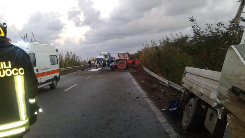 Scontro tra un trattore agricolo e un furgone  Un morto e feriti in un incidente nel Lametino