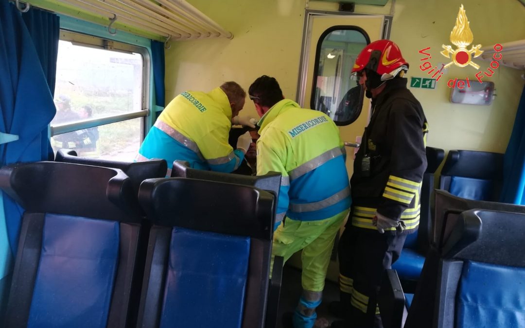 FOTO – Tromba d’aria investe treno tra Catanzaro e Crotone: i soccorsi