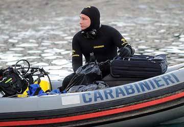 Giallo in mare a Corigliano, prima emerge un cadavereDopo tre giorni rinvenuto un furgone nei fondali