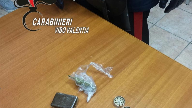 Gli sposini in macchina con hashish e marijuanaScoperti durante un controllo nel Vibonese