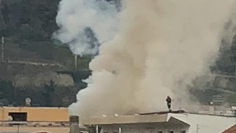 Incendio in un appartamento nel centro di Cosenza  Fiamme e fumo alle spalle di Corso Mazzini