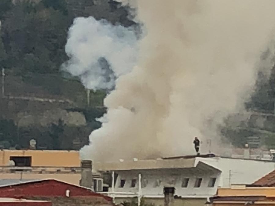 L'incendio nel centro di Cosenza