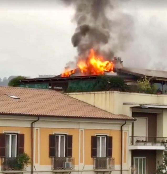 VIDEO - Incendio in un appartamento nel centro di Cosenza, danni e tanta paura