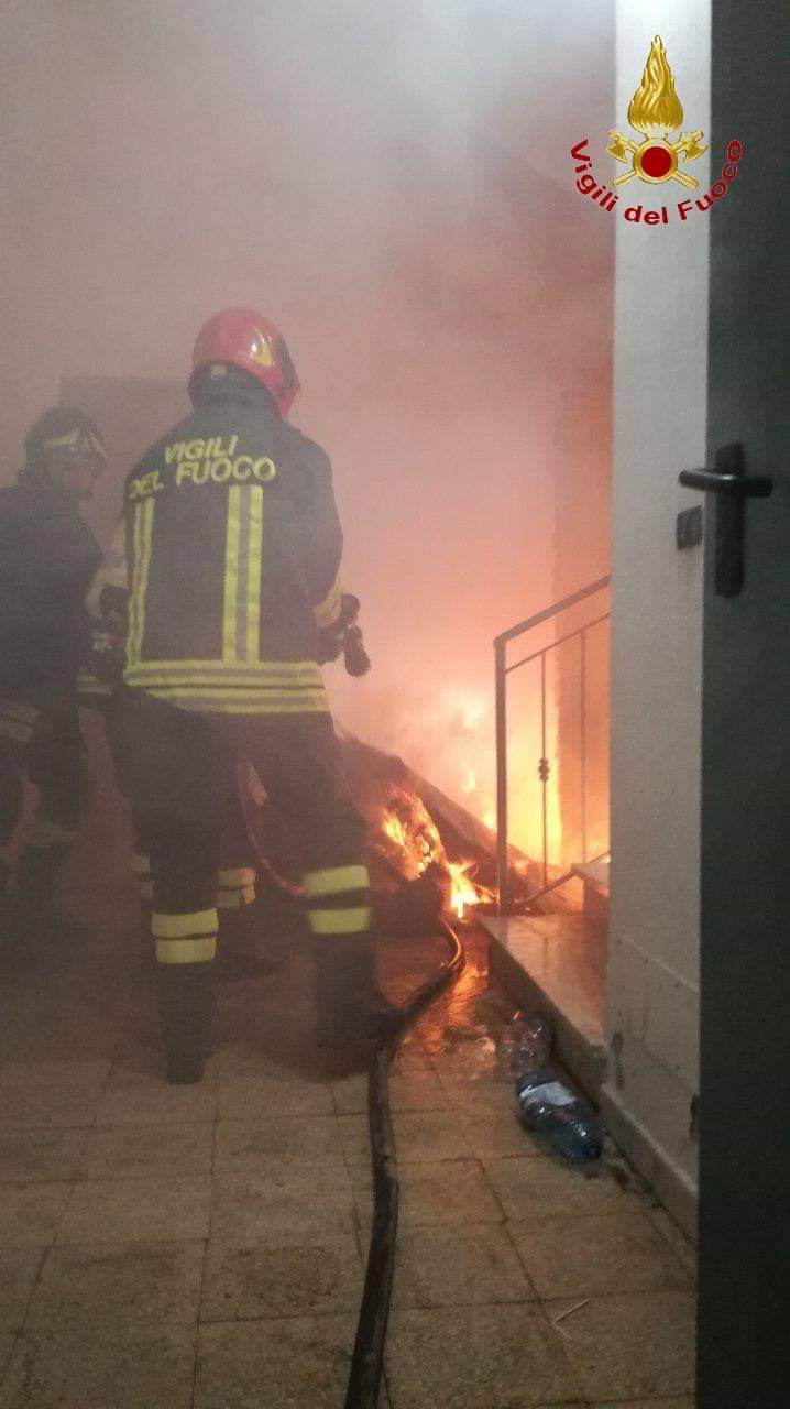 Incendio in uno scantinato in un palazzo di CrotoneTanta paura tra i residenti, danni limitati alla stanza