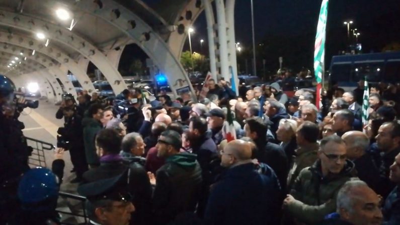 VIDEO - Protesta Lsu Lpu a Lamezia, presidio anche davanti l'aeroporto