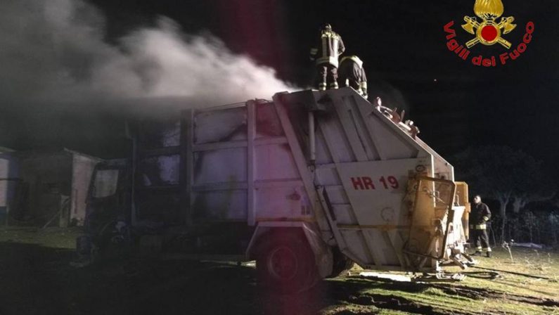 Incendio danneggia l'autocompattatore per i rifiutiCarabinieri avviano indagini sulle cause nel Crotonese