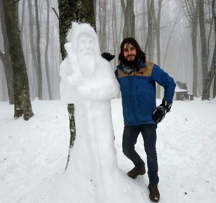 LA FOTO – La scultura con la neve di San Francesco di Paola realizzata nel Cosentino