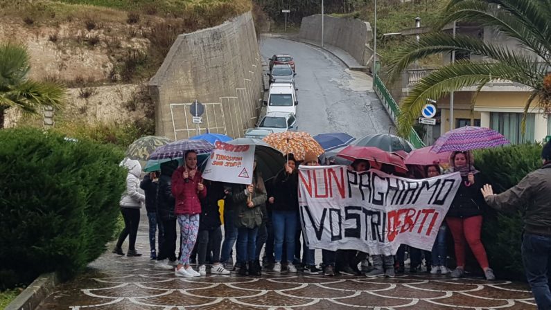 Aumenta il costo dello Scuolabus a RombioloGli studenti scendono in piazza contro il sindaco