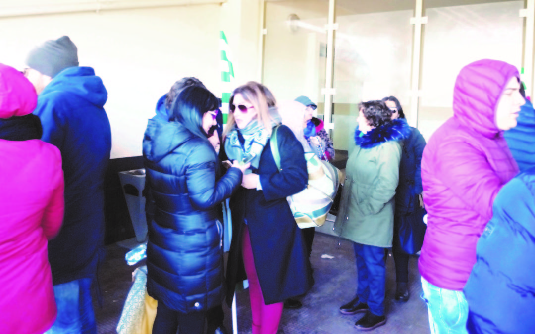 I lavoratori del Call Center durante un recente sit in di protesta