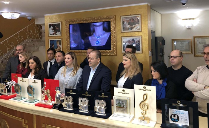 Sanremo, presentati i premi di Michele AffidatoAl Festival protagoniste le opere dell'orafo crotonese