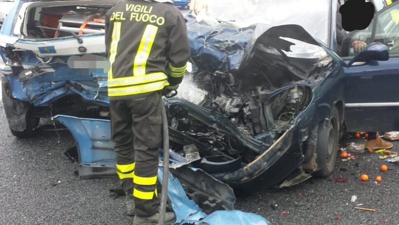 Auto travolge pattuglia della polizia in autostradaGrave automobilista, illesi agenti nel Cosentino